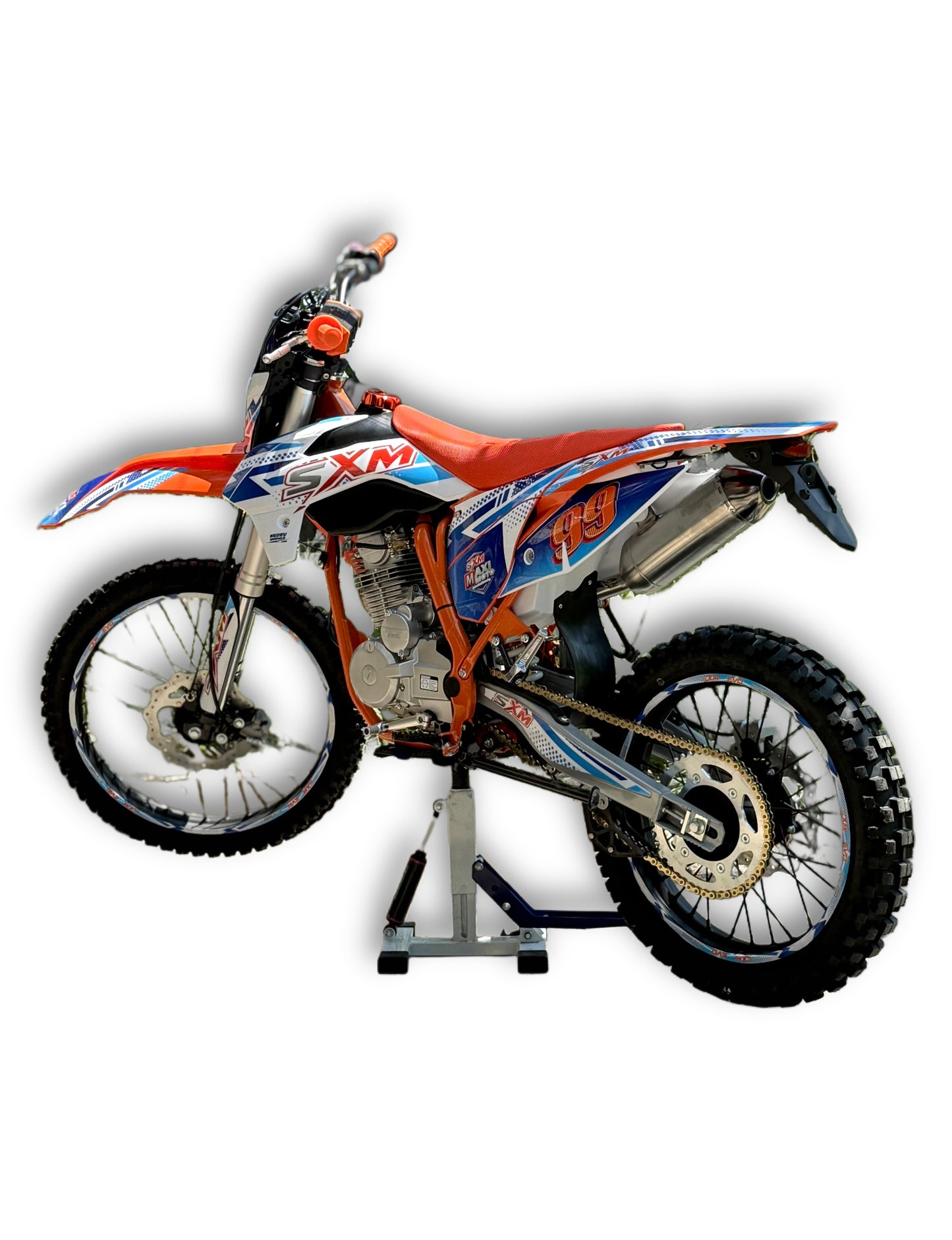 SXM EVO XTC-250 (99) – крос ендуро байк с номер 99, LED фар и подсилена рама